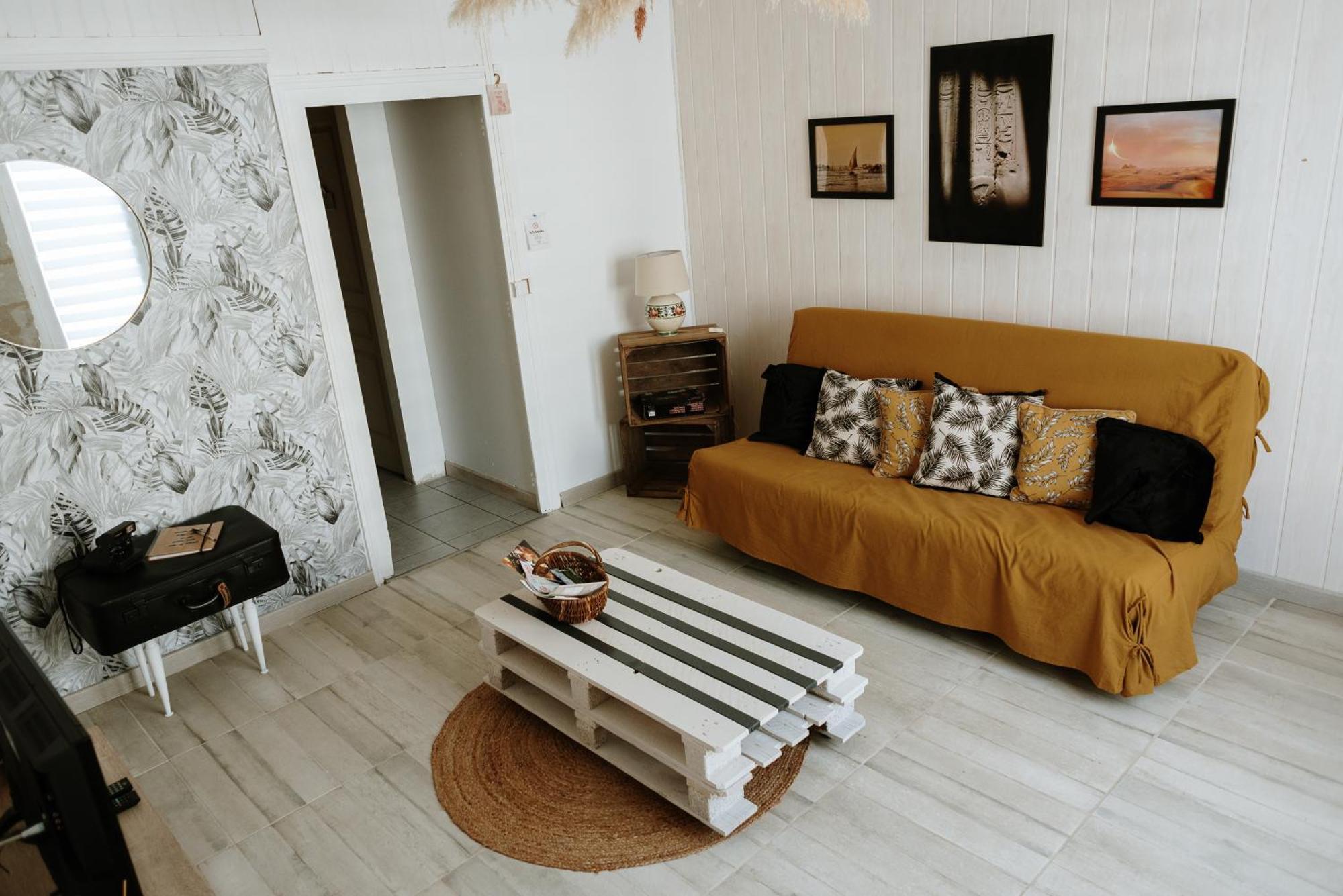 Studio De Plain-Pied Avec Terrasse Et Jardin Lägenhet Saint-Meard-de-Gurcon Exteriör bild